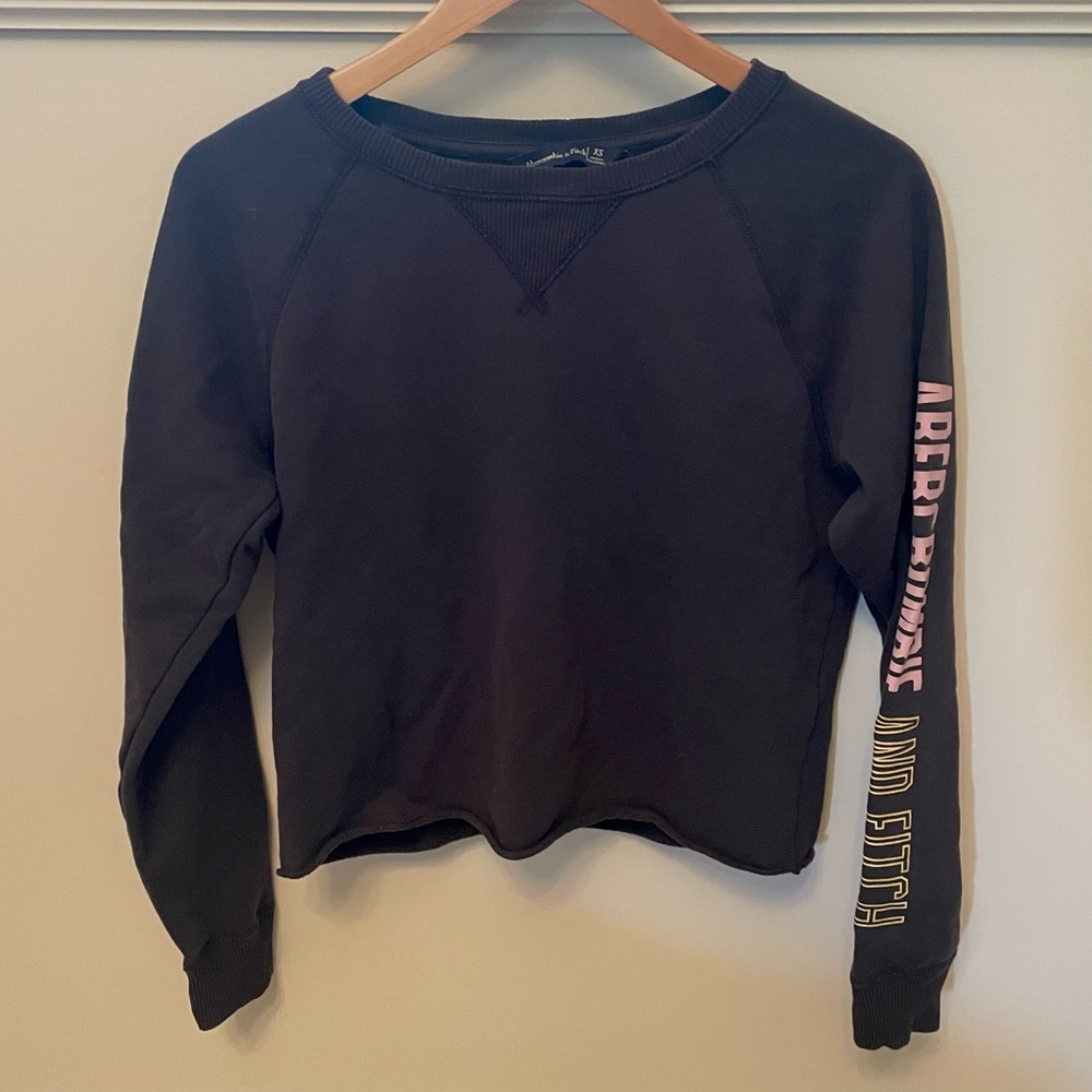 Logo Crewneck Sweater || Abercrombie & Fitch